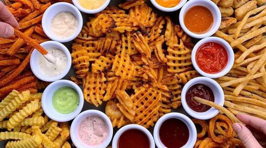 Illustratie voor: Weg met de kaasplank: deze frietplank wil je maken!
