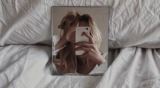Illustratie voor: Dilemma: moet je nou met los of vast haar gaan slapen?