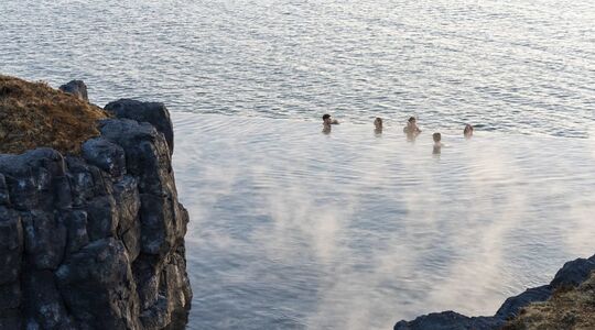 Illustratie voor: Wil je heen: deze 80 meter lange geotermische infinity pool in IJsland