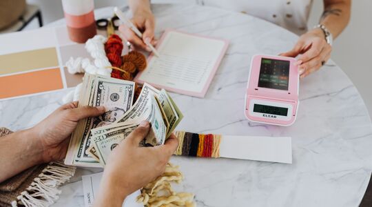 Illustratie voor: Money talk: 8 financiële doelen om af te tikken vóór je dertigste