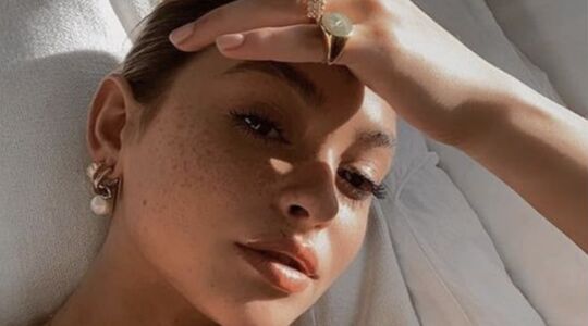 Illustratie voor: Life hack! Op deze manieren combineer je zonnebrand en make-up