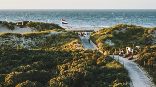 Illustratie voor: Zomer in eigen land: 3 leuke strandtenten in Oostkapelle