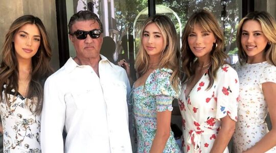 Illustratie voor: Prachtige familie! Acteur Sylvester Stallone is gezegend met drie dochters