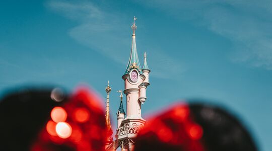 Illustratie voor: Yes we mogen weer! Disneyland Parijs geopend voor jong en oud