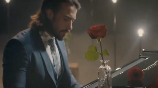 Illustratie voor: OMG: Bachelor Fabrizio zoent met deze twee dames achter elkaar