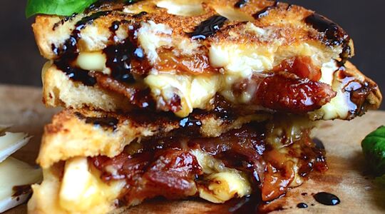 Illustratie voor: Recept voor één persoon: tosti met bacon, brie en abrikoos