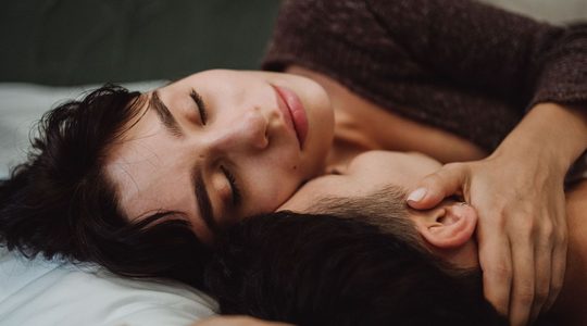 Man en vrouw in bed.