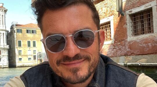 Illustratie voor: Daddy alert! Orlando Bloom laat zijn blote billen zien