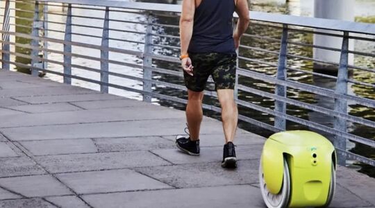 robot die je boodschappen draagt