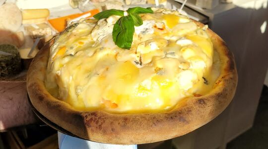 Illustratie voor: Franse chefs maken een pizza met 834 verschillende soorten kaas