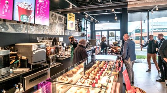 Illustratie voor: Starbucks opent zijn eerste drive-through in Nederland