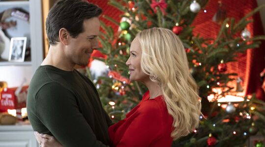 Illustratie voor: Bewezen: koppels die samen kerstfilms kijken zijn gelukkiger