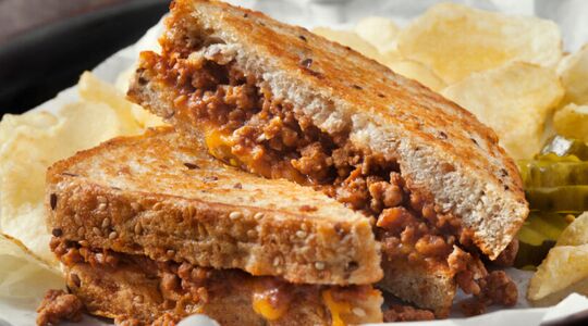 Illustratie voor: Dit hamburgertosti recept is het beste van beide werelden