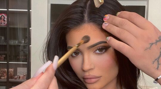 Illustratie voor: Het bizarre effect van het dragen van make-up op je brein