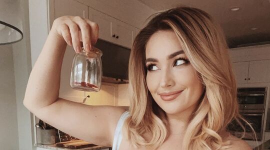 Illustratie voor: Tiktokker Stephanie verdiende $200.000 door het verkopen eigen scheten