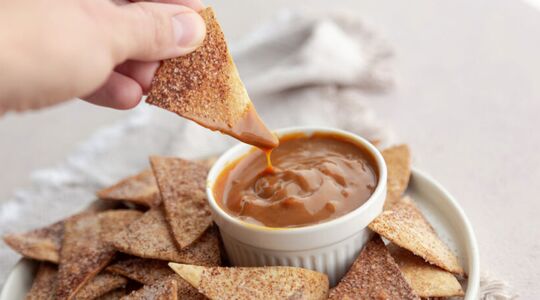 zoete-tortilla-chips-karamelsaus