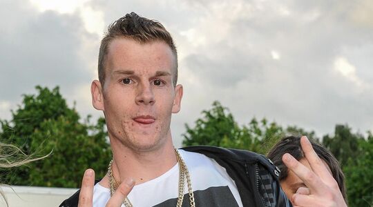 Illustratie voor: Zo ziet de nieuwe (33 jaar oudere) vriendin van Rapper Sjors eruit