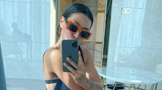 Jaimie Vaes post foto van haar nieuwe booty in doorschijnende jurk
