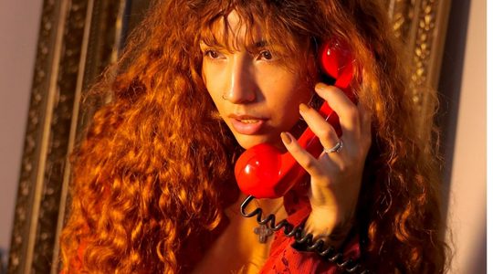 Vrouw aan de telefoon.