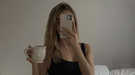 tanden poetsen na het koffie drinken