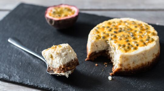 Illustratie voor: Trommel je vriendinnen op: deze Pornstar Martini-cheesecake moet je proberen