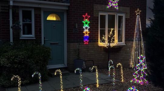 Vrouw versiert 4 maanden voor kerst haar huis