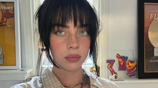 Billie Eilish zoenend gespot met nieuwe vriend Jesse Rutherford