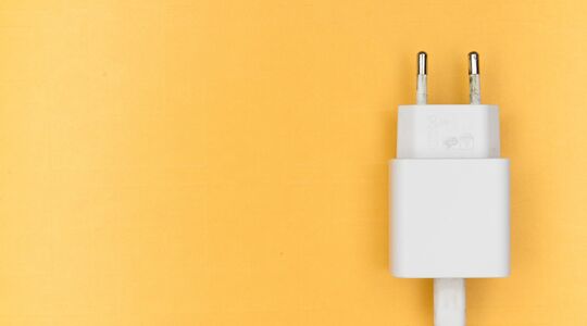 iPhone-lader in het stopcontact