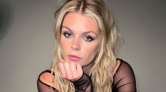 Davina Michelle bruin haar