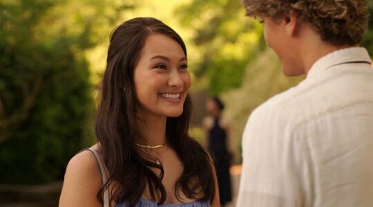 Belly kijkt lachend naar Jeremiah.