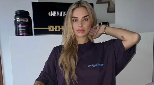 Gaby Blaaser showt babybuik