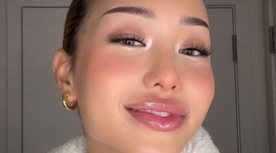 Cold girl make-up look