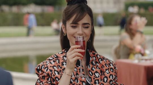 Kir Royale maken Emily in Paris