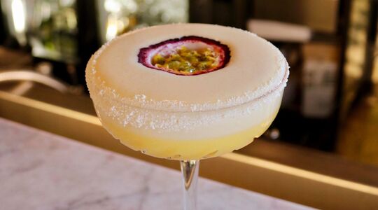 White chocolate passionfruit martini cocktail zoet recept