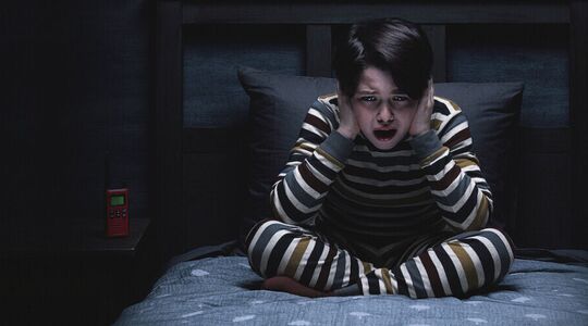 Don't Listen Voces Netflix film horror eng