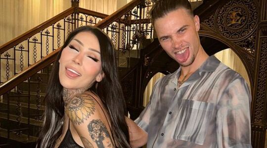 jessie maya zet tattoo met initiaal van nieuwe lover koen schetters