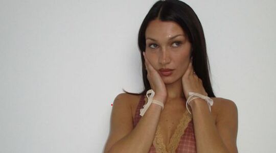 Bella Hadid chocker cord necklace