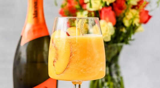 Frozen peach bellini cocktail zomer drankje