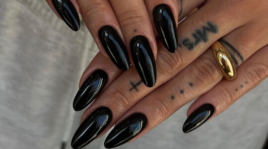 black-nails-theory