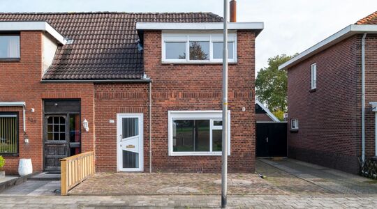 funda-parel-met-zwembad-in-de-tuin