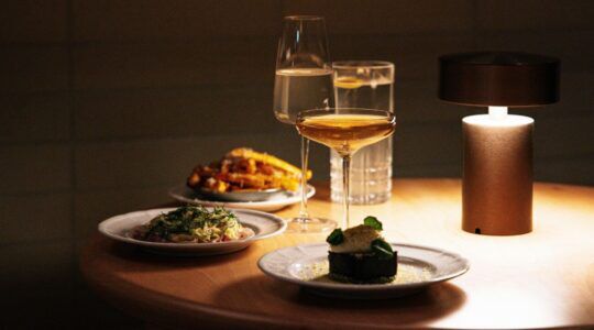 Kerstdiner met cocktails op tafel.