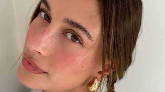 hailey bieber make up routine en make up hack