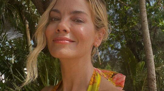 michelle monaghan uit the white lotus deelt haar skincare geheim