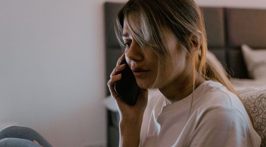 Vrouw aan de telefoon.