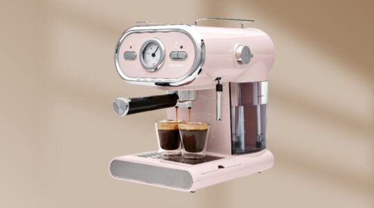 Illustratie voor: Roze, retro en onder de €80: deze espressomachine wil je nú in je keuken hebben