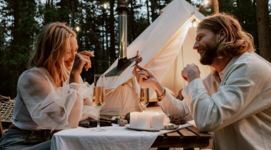 Illustratie voor: De nieuwe datingtrend die we allemaal moeten proberen: ‘shrekking’