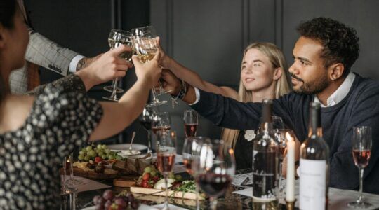 Illustratie voor: Brian (29): ‘Na de break-up moest ik ineens mijn vriendengroep delen met mijn ex’