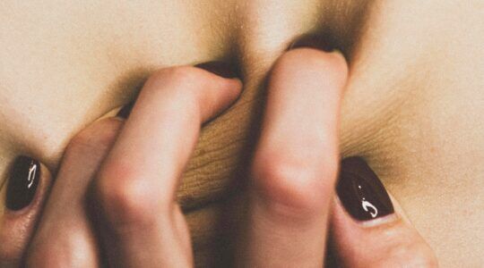 Vrouw ontdekt dat man vreemdgaat maar stopt het niet