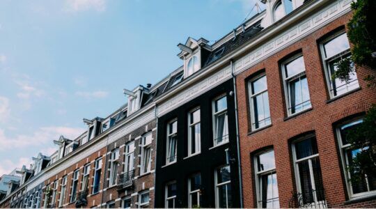 Illustratie voor: Maaike (38) kan geen woning vinden: ‘Ik slaap met zoontje van zes op één matras in een woonkamer’