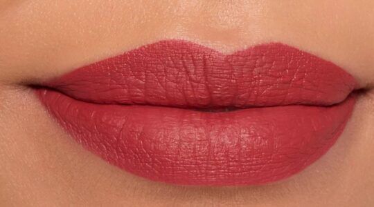 Matte lipstick van Catrice op lippen